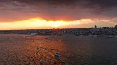 İstanbul şehrinin hava manzarası, hindi