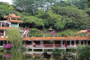 Göleti ve köprüsü olan güzel bir bahçe. Köprü ahşaptan yapılmıştır ve ağaçlarla çevrilidir. Bahçe çiçekler ve bitkilerle dolu.