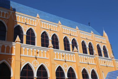 Bina kemerli pencereli sarı ve mavi. Mavi çatının üzerinde haç var.