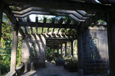 Ahşap çatılı ve taş duvarlı geniş bir alan. Boşluk boş ve boşluk hissi var.