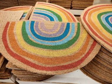 Gökkuşağı çizgili renkli paspaslar. Paspaslar gökkuşağına benzeyecek şekilde dizilmiş.