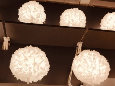 Bir sıra kağıt fener yanıp sıcak ve davetkar bir atmosfer yaratıyor. Fenerlerin boyutları değişkendir ve düzgün bir sıraya dizilmişlerdir, bazıları daha yükseğe, bazıları da daha alta yerleştirilmiştir.