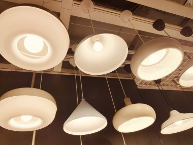 Tavandan sarkan bir sıra beyaz ampul. Ampuller farklı şekil ve boyutlarda.