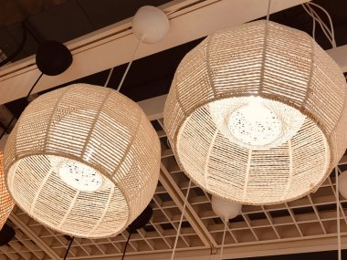 Tavandan sarkan iki beyaz lamba. Lambalar beyaz ve yuvarlak.