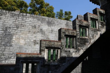 Üzerinde merdiven olan taştan bir duvar. Merdiven taştan yapılmıştır ve yeşil bir rengi vardır.