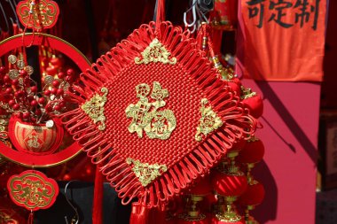 Üzerinde 8 numara olan kırmızı ve altın rengi bir Çin madalyası. Dekorasyon duvarda asılı.