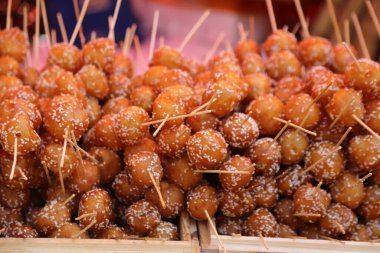 Çubuklu donut yığını. Çörekler susam tohumlarıyla kaplı.