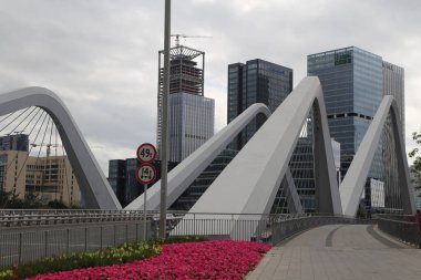 Üzerinde 49.4 yazan bir köprü. Köprü yüksek binaların olduğu bir şehirde.