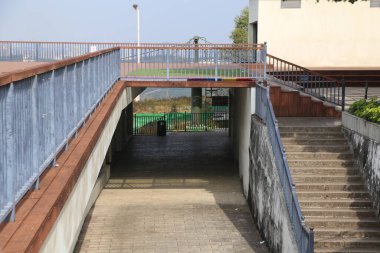 Köprüde merdivenler bir binaya iniyor. Merdivenler grafiti ile kaplı.