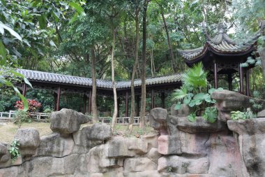 Taş köprüsü ve taş kemerli taş bir duvar. Kemer yolu bitkilerle kaplı.