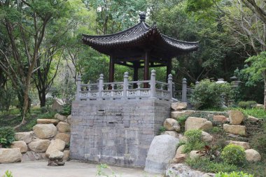 Taş bir bank ve taş kemerli taş bir duvar. Taş kemer yolu sarmaşıkla kaplı. Sahneye doğal ve huzurlu bir atmosfer sağlıyor. Yedek kulübesi kemerin önünde.