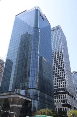 Yan tarafında büyük bir pencere olan yüksek bir bina. Bina çok yüksek ve bir sürü penceresi var.