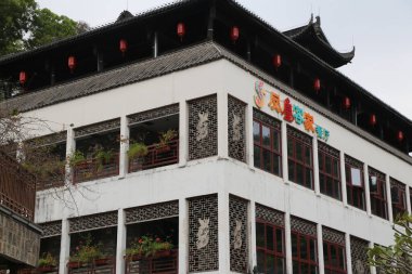 Bir sürü penceresi olan bir bina ve 