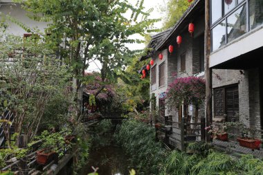 Nehir akan küçük bir kasaba. Evler eski ve çatılardan sarkan kırmızı fenerler var. Atmosfer huzurlu ve huzurlu.