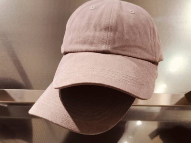 Sade, sert, toz pembe baba şapkası sergileniyor, tasarımı yok. Bu, yüksek çözünürlüklü fotoğrafçılıkta çekilen bir ürün fotoğrafı.