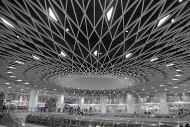 Shenzhen 'deki yüksek hızlı tren istasyonunun tavanı tamamen soyut geometrik bir desenden oluşur. Simetrik ve üçgen şekiller benzersiz bir görsel efekt oluşturur..