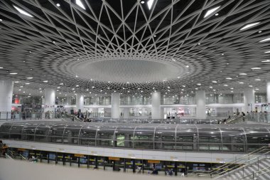 Shenzhen 'deki yüksek hızlı tren istasyonunun tavanı zarif ve modern bir şablonla tasarlanmıştır. Geniş uzayı içinde bir birlik hissi yaratan simetrik geometrik şekiller içerir..
