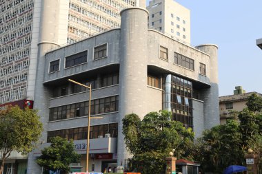 Şehir merkezinde bir postane binası, gri taş ve camdan yapılmış, yerden dört kat yukarıda. Mimari stil yuvarlak köşeleri ve geniş sütunlarıyla modernisttir..