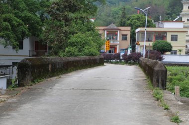 Evimin önündeki derenin üzerindeki küçük köprü çok eski. Çimento çatlamış ve her iki tarafında da kırık parmaklıklar var. Hiç araba ya da yaya yoktu.
