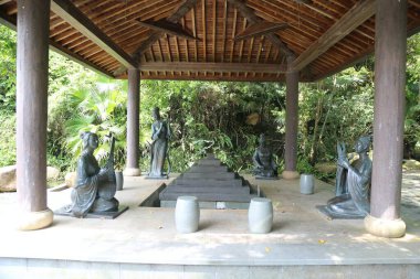 Taş heykellerden oluşan bir heykel grubu, guqin çalan taş heykel figürleri gibi antik çin figürlerini ve bereketli yeşillikler ve ağaçlarla çevrili ahşap kirişlerle dolu açık hava köşklerinde davulları temsil ediyor..