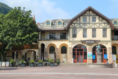 Dağın tepesindeki otelin dış cephesi üç katlı ve bej renk düzeniyle dekore edilmiş Avrupa tarzı bir mimarisi vardır. Girişin her iki tarafında da kemerli pencereler var, ayrıca biraz yeşillik de var.