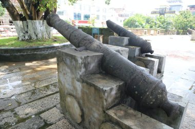 Parkta iki top sergileniyor. Biri solda ve diğeri sağda.