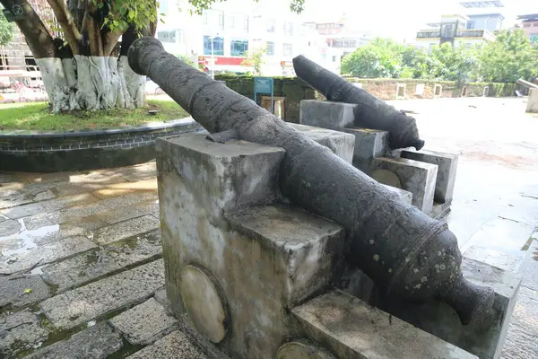 Parkta iki top sergileniyor. Biri solda ve diğeri sağda.