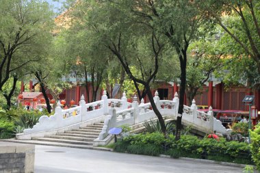Eski Çin tarzı parkın girişinde üzerinde mavi işaretler olan beyaz taş köprüler, yeşil ağaçlar ve kırmızı duvarlar yer almaktadır. Çevredeki adımlar, insanların önünde yürüyebileceği ya da spor yapabileceği açık bir alana götürüyor..
