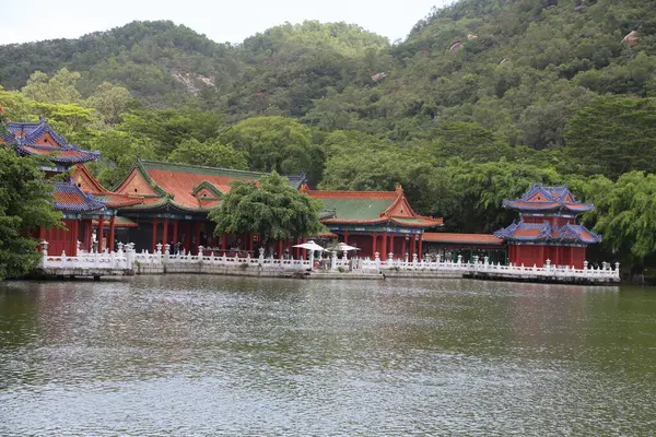 Göldeki kırmızı ve yeşil antik Çin mimarisi, beyaz korkuluklu, yemyeşil ağaçlarla çevrilidir. Çeşitli renklerdeki pavyonlar önlerinde dik duruyor, geleneksel kültürle dolu bir atmosfer yaratıyorlar.