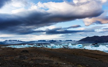 İzlanda 'nın mistik manzarası, buz kayaları.