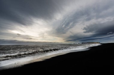 İzlanda 'nın mistik manzarası, lav plajı.