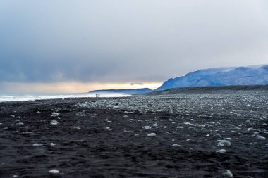 İzlanda 'nın mistik manzarası üzerinde bulutlu gökyüzü, elmas plajı.