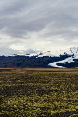 Buzul İzlanda 'nın mistik manzarasının üzerindeki bulutlu gökyüzü
