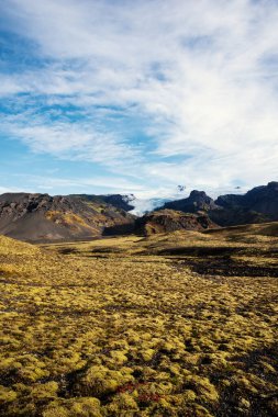 İzlanda 'nın mistik manzarasının üzerindeki bulutlu gökyüzü