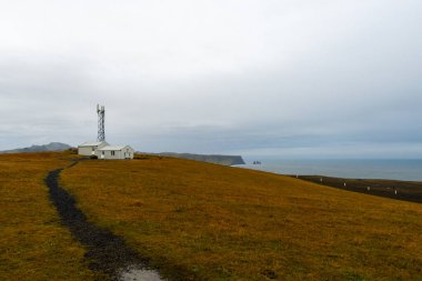 İzlanda 'nın mistik manzarasının üzerindeki bulutlu gökyüzü