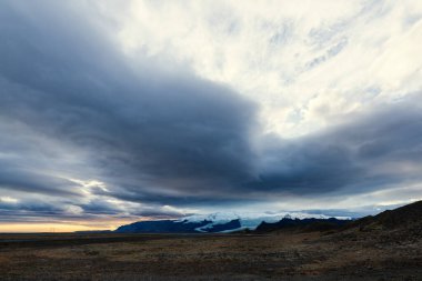  Gizemli İzlanda 'da bulutlu bir gökyüzü.