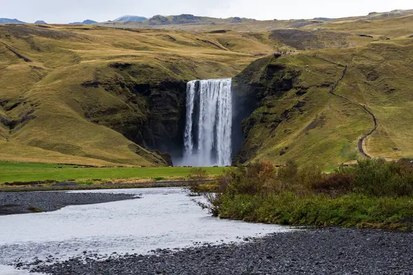 İzlanda 'nın mistik manzarası, şelale, Skogafoss