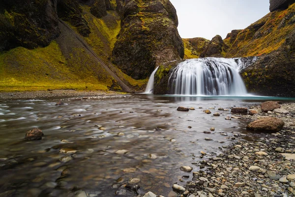 İzlanda 'da bir dağ nehri olan şelale.