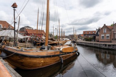 Hollanda 'nın Spakenburg balıkçı köyünün tarihi limanı