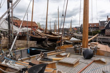 Hollanda 'nın Spakenburg balıkçı köyünün tarihi limanı