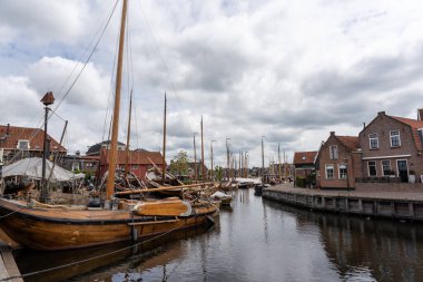 Hollanda 'nın Spakenburg balıkçı köyünün tarihi limanı