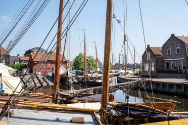 Hollanda 'nın Spakenburg balıkçı köyünün tarihi limanı