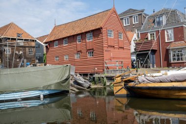 Hollanda 'nın Spakenburg balıkçı köyünün tarihi limanı