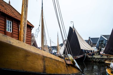 Hollanda 'nın Spakenburg balıkçı köyünün tarihi limanı.