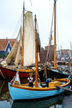 Hollanda 'nın Spakenburg balıkçı köyünün tarihi limanı.