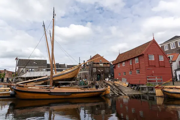 Hollanda 'nın Spakenburg balıkçı köyünün tarihi limanı