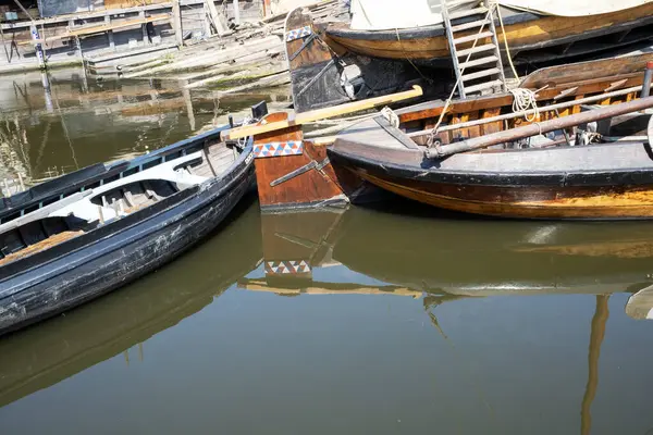 Hollanda 'nın Spakenburg balıkçı köyünün tarihi limanı