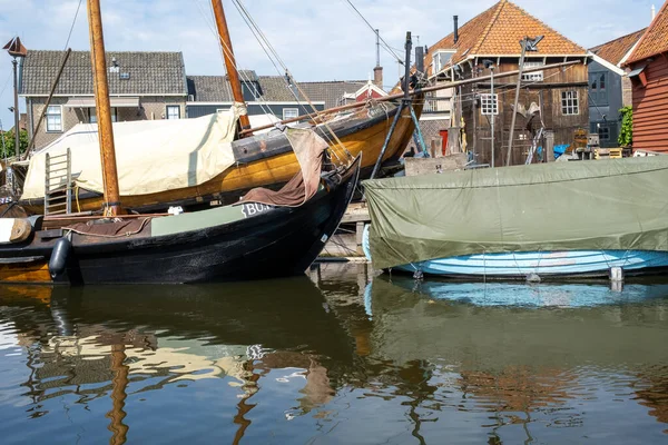 Hollanda 'nın Spakenburg balıkçı köyünün tarihi limanı