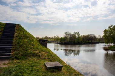 Hollanda manzarası, tarihi kale surları ve Naarden köyü.