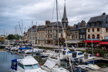 Honfleur 'un Fransız limanı. Normandiya